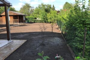 Kertépítés kertgondozás kertrendezés parképítés Balaton Veszprém fakivágás gépi földmunka földmunkagépezés